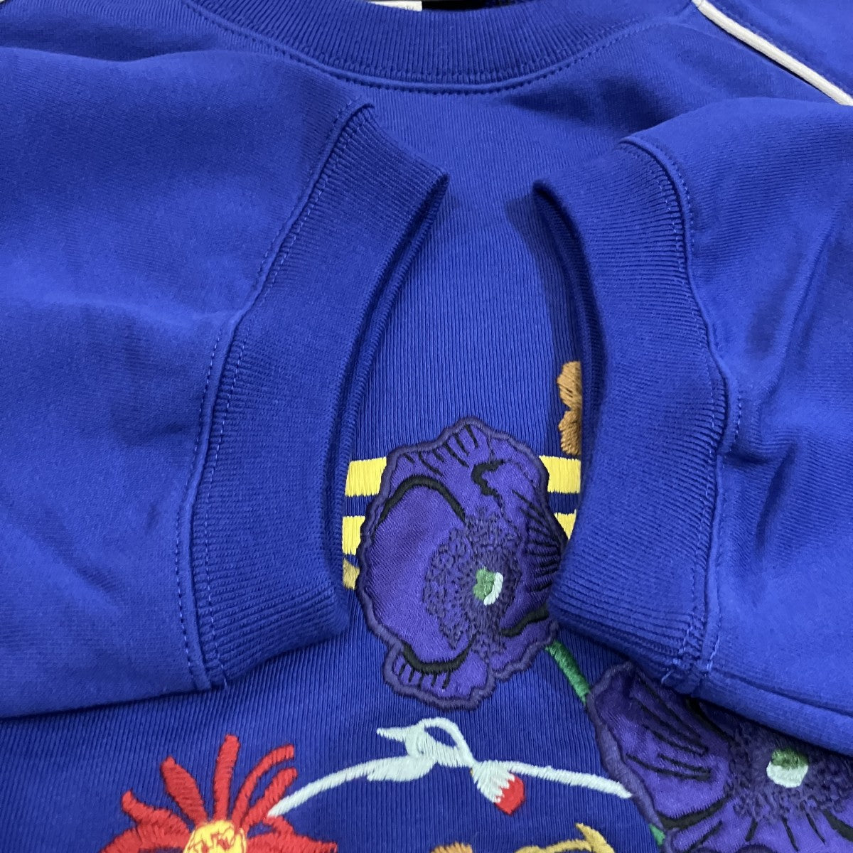 フラワー刺繍スウェット