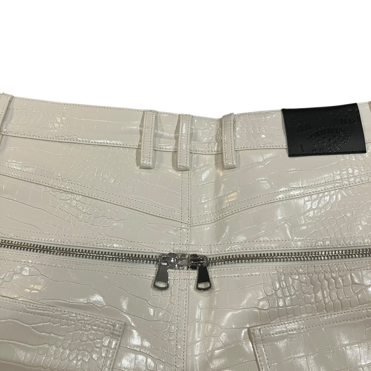 クロコ型押しジップデニムパンツ