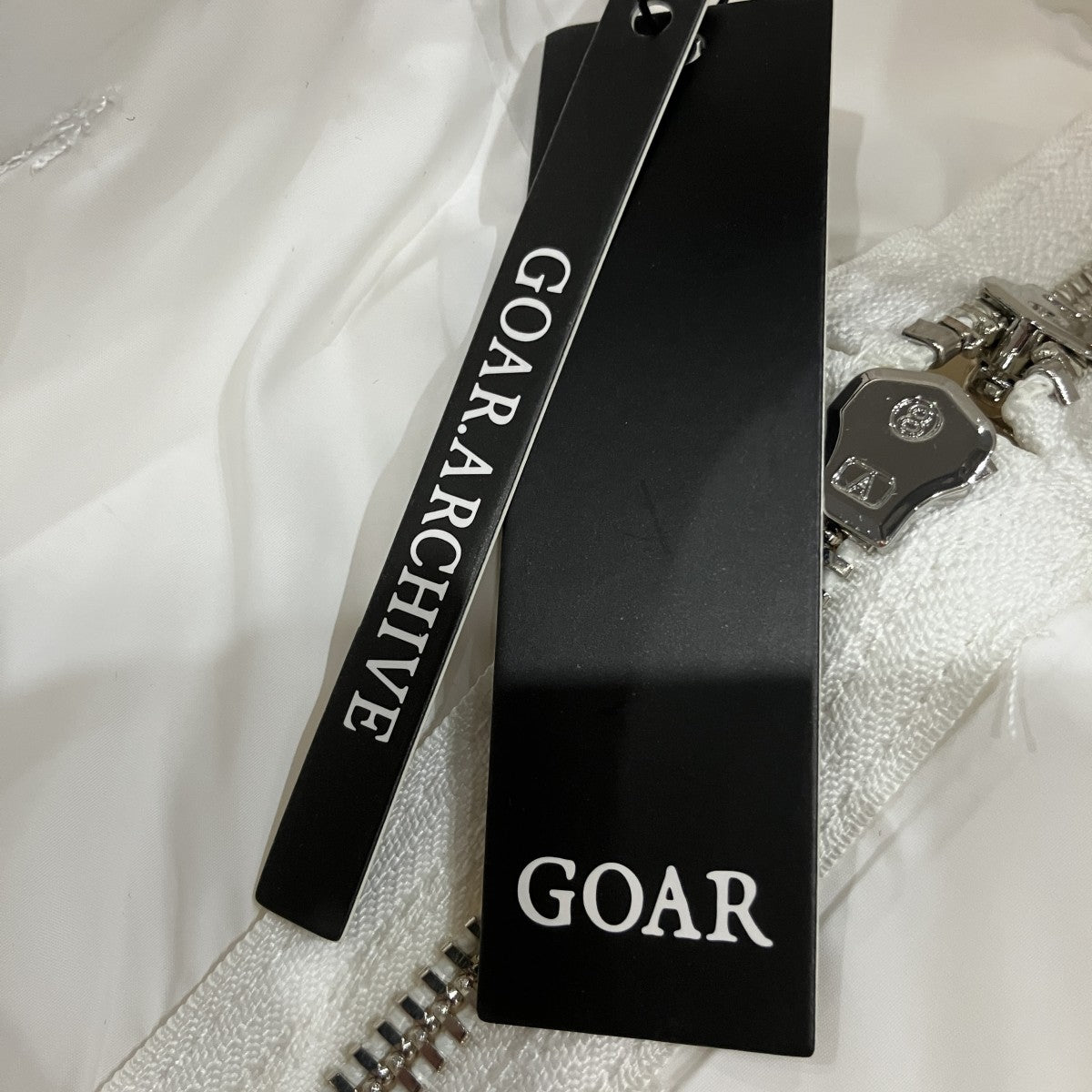 クロコ型押しジップデニムパンツ