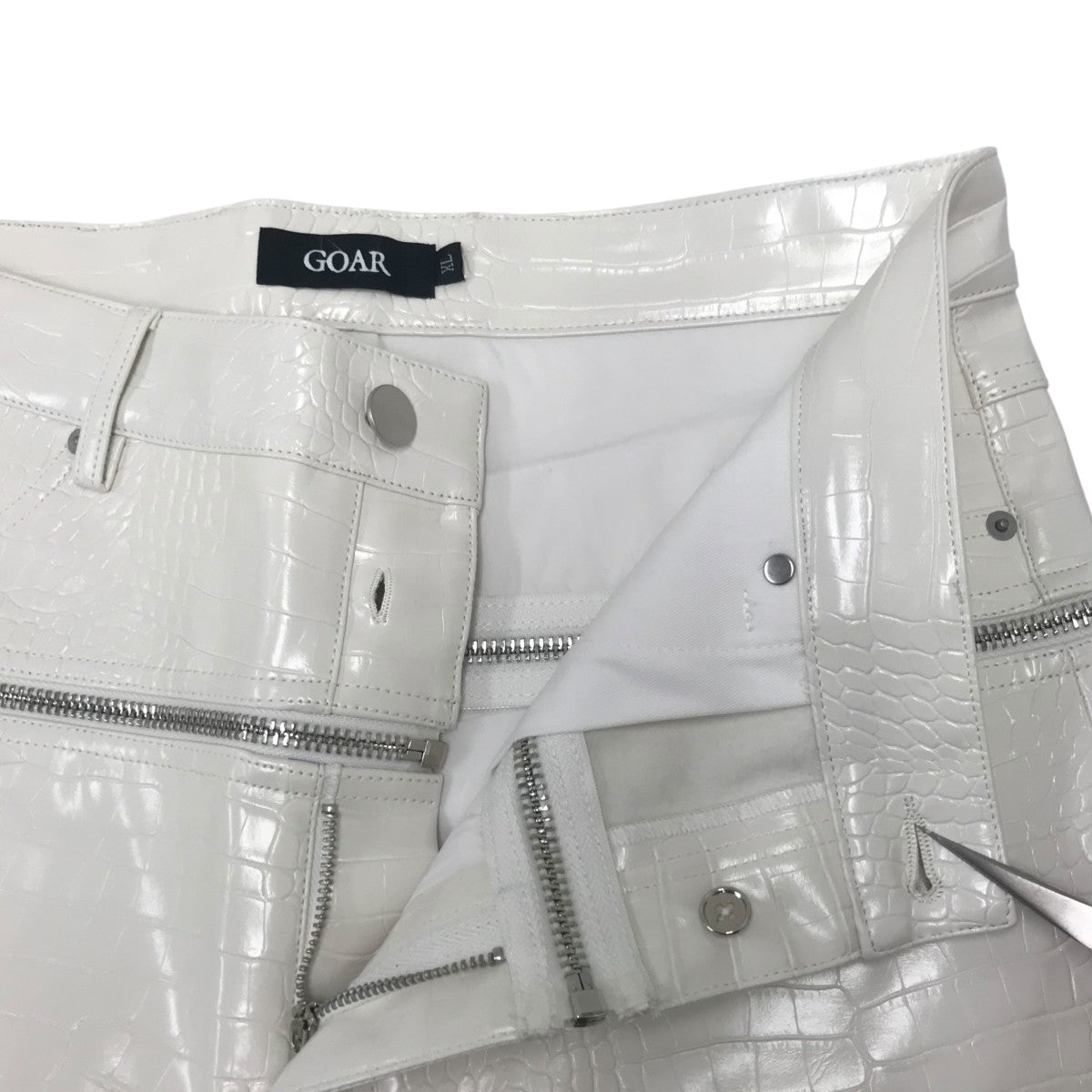 クロコ型押しジップデニムパンツ
