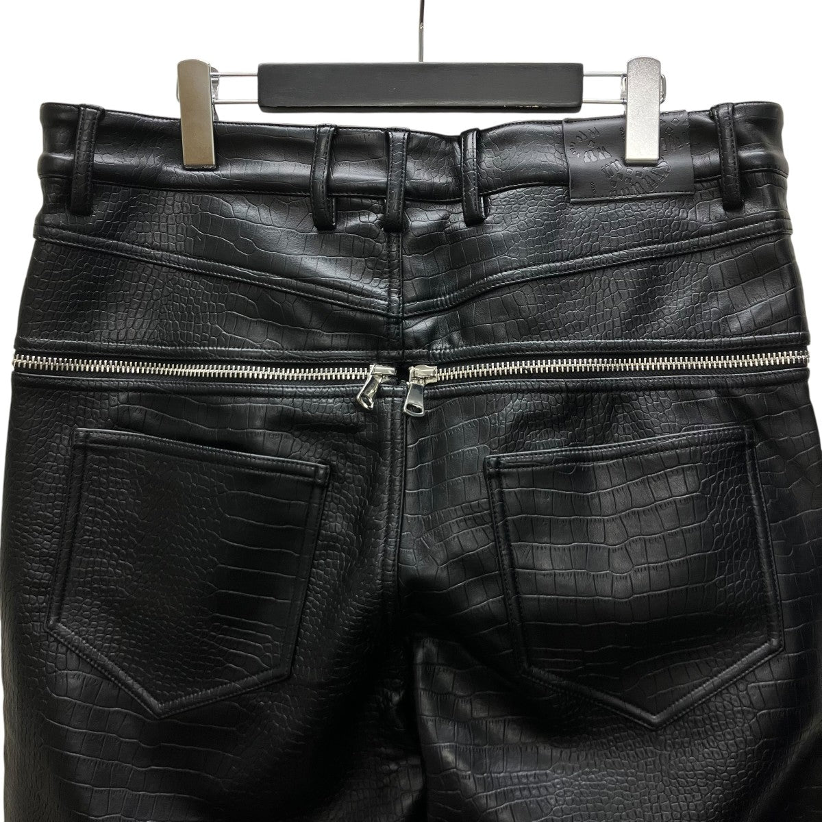 クロコ型押しジップデニムパンツ