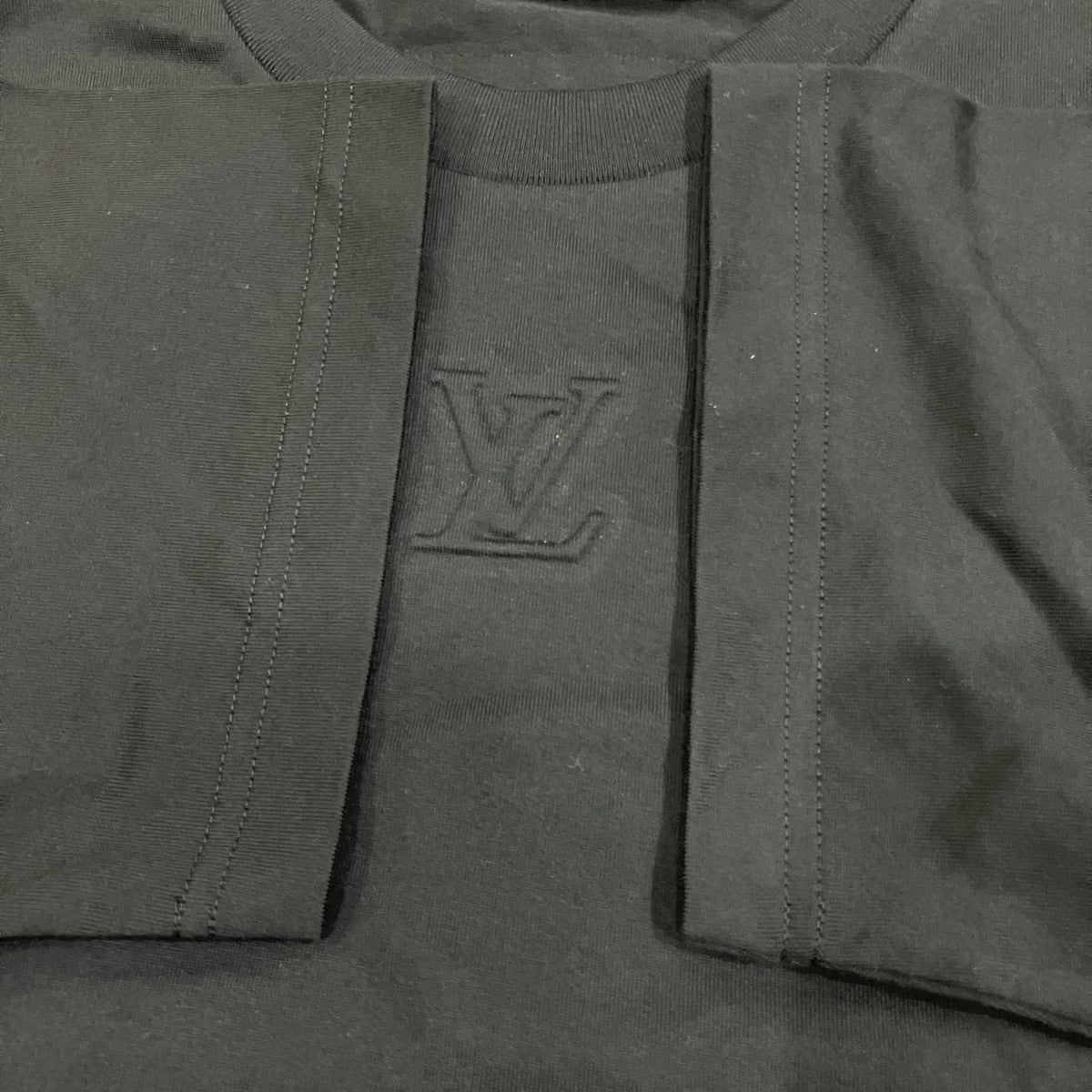エンボスロゴTシャツ