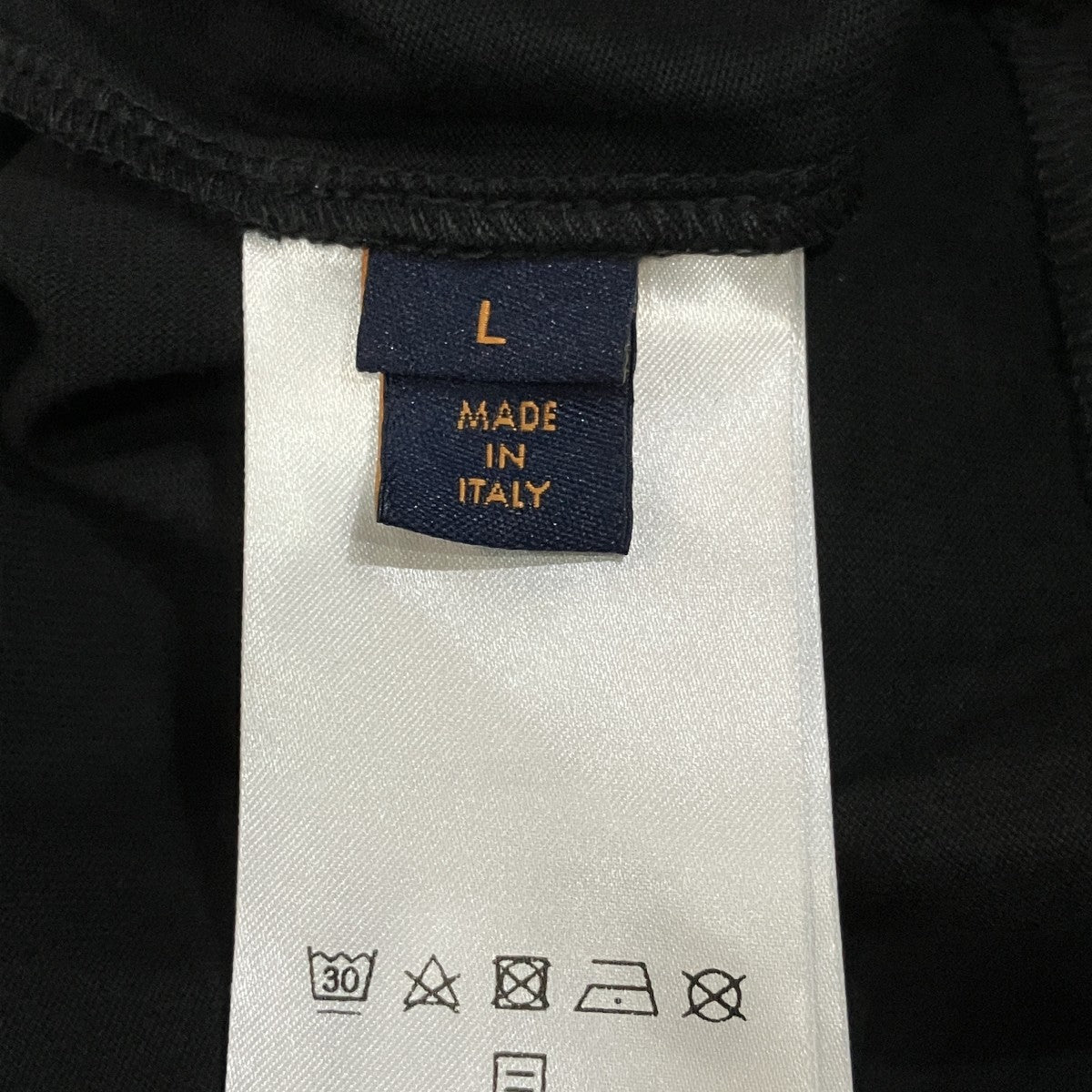 エンボスロゴTシャツ