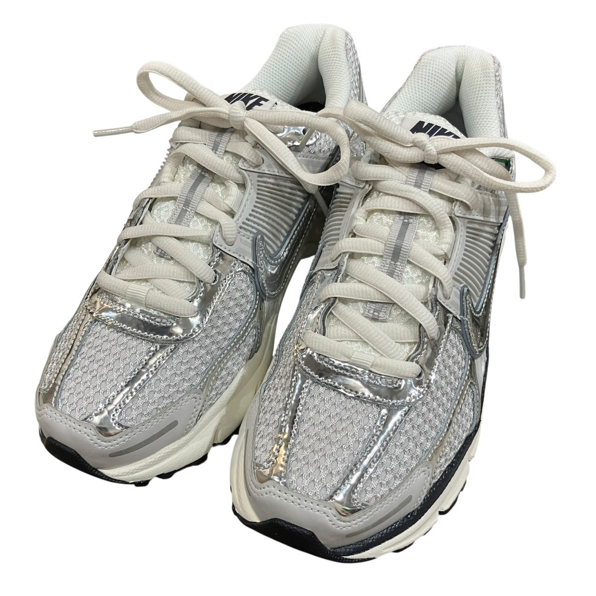 「NIKE W ZOOM VOMERO 5」スニーカーFD0884-025