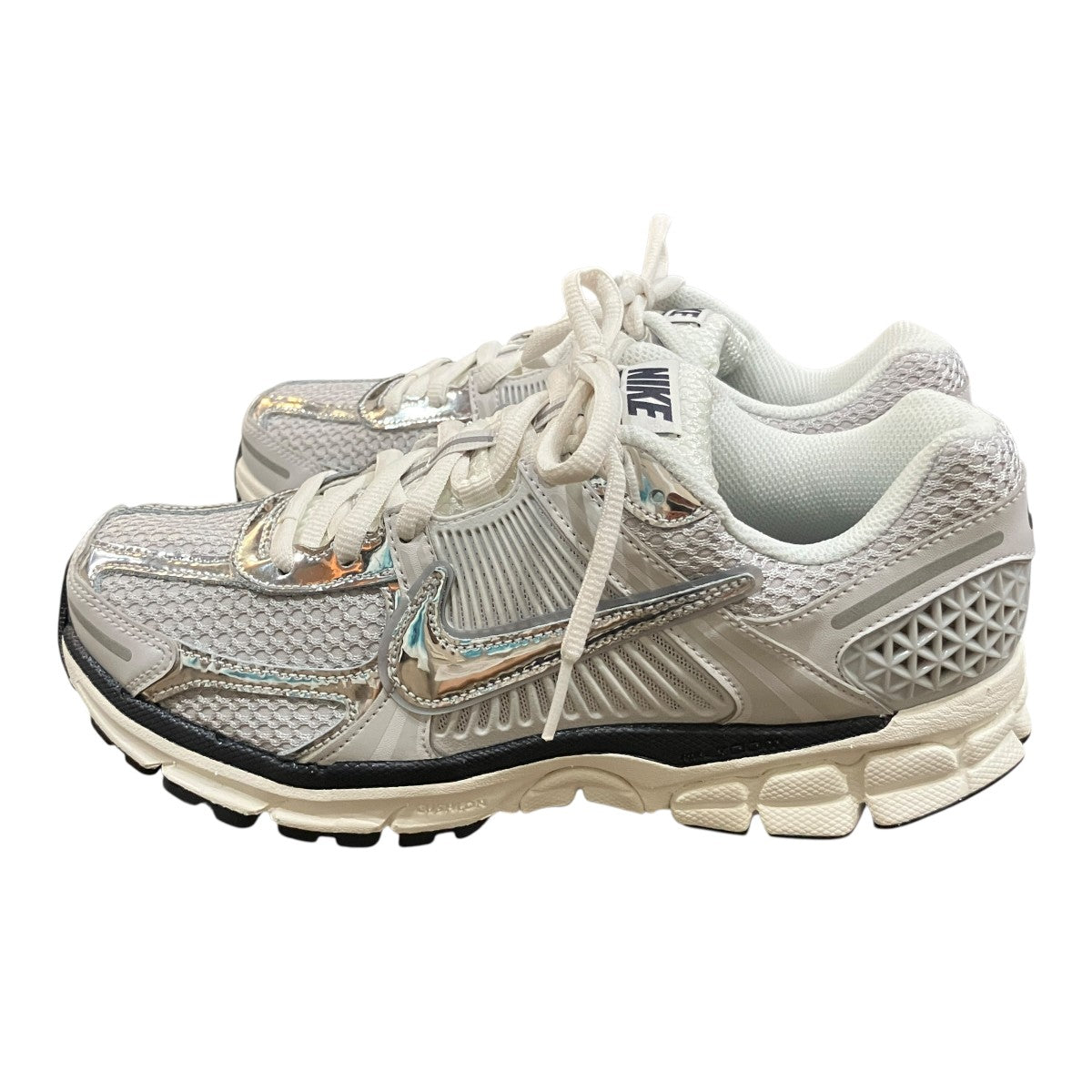 「NIKE W ZOOM VOMERO 5」スニーカーFD0884-025