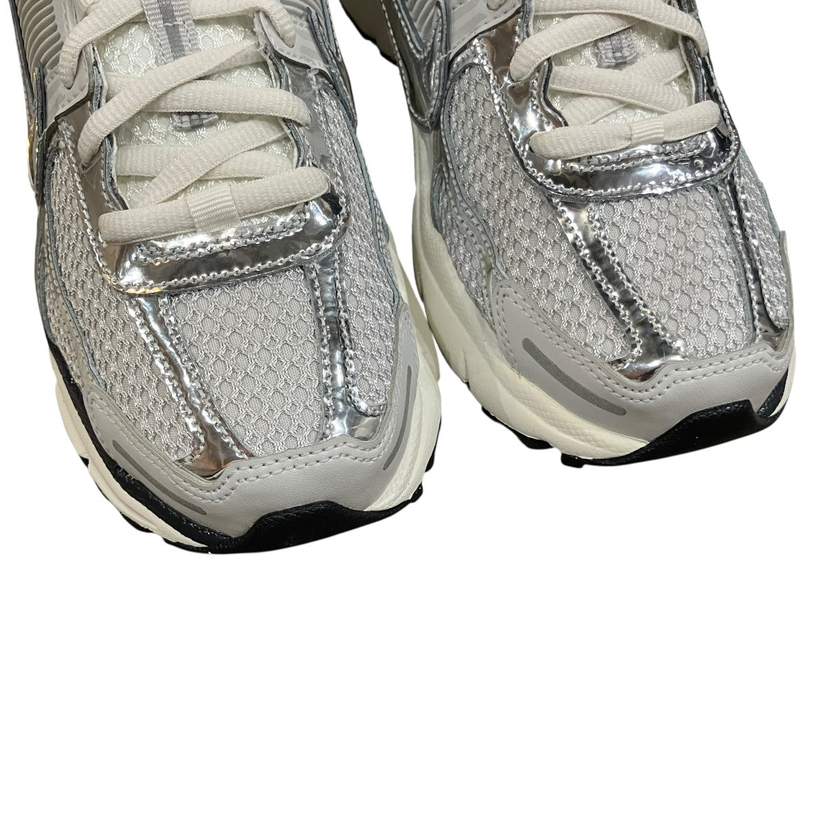 「NIKE W ZOOM VOMERO 5」スニーカーFD0884-025