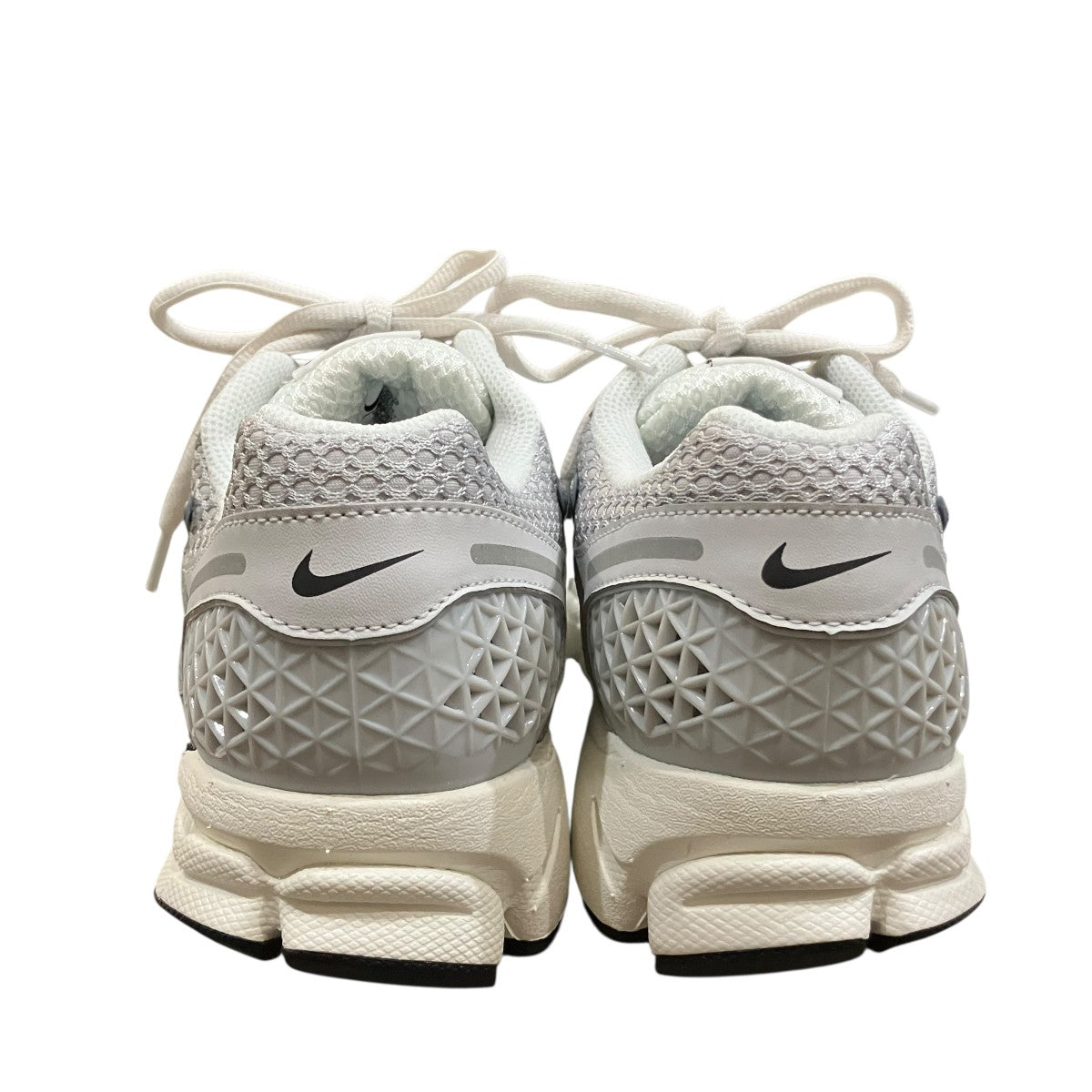 「NIKE W ZOOM VOMERO 5」スニーカーFD0884-025