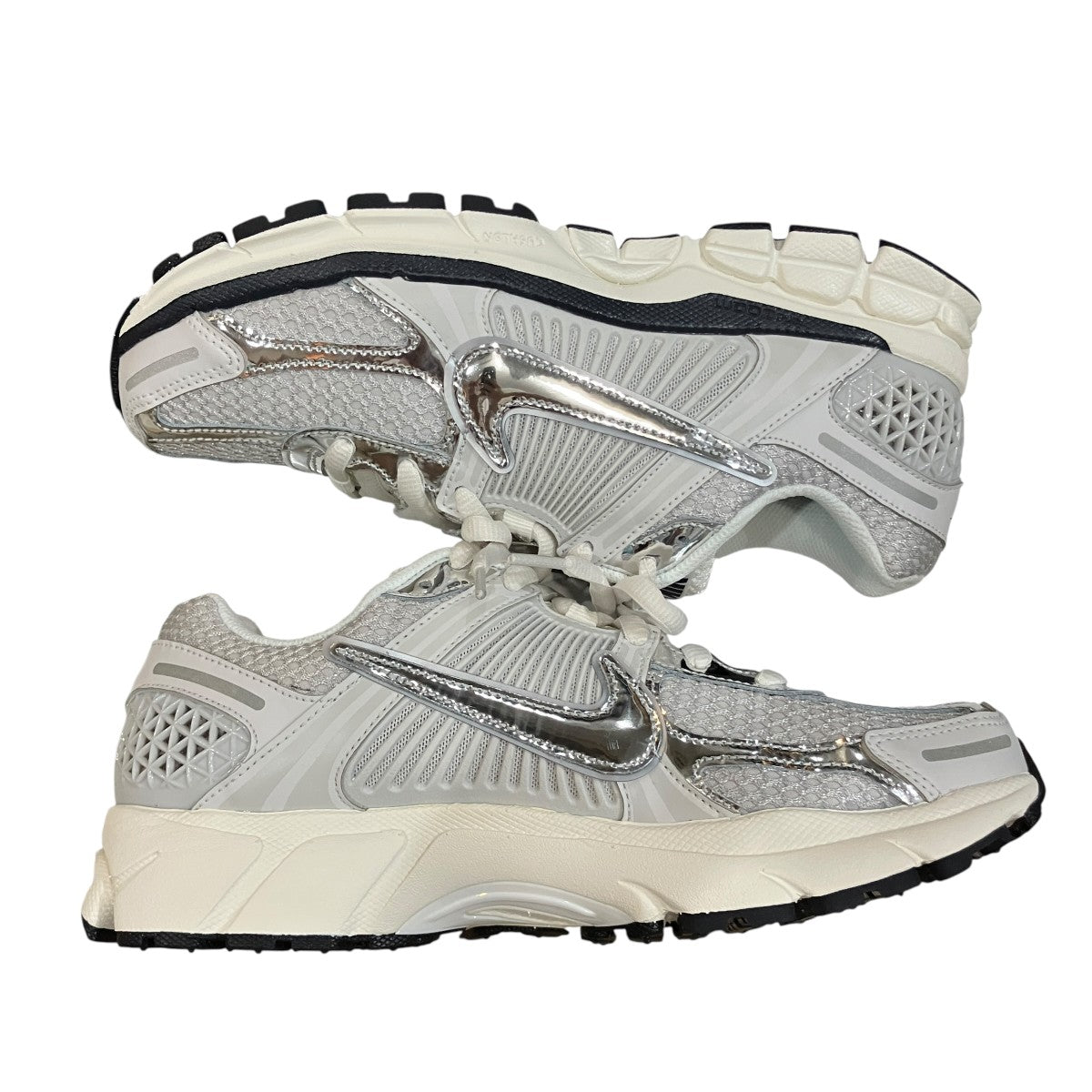 「NIKE W ZOOM VOMERO 5」スニーカーFD0884-025
