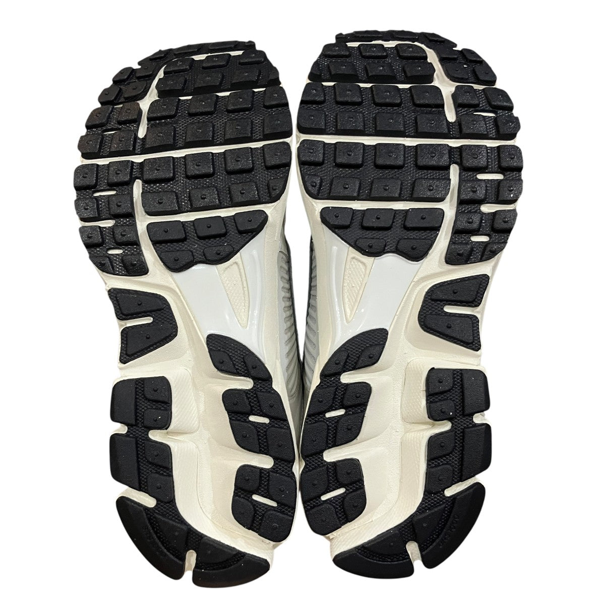 「NIKE W ZOOM VOMERO 5」スニーカーFD0884-025