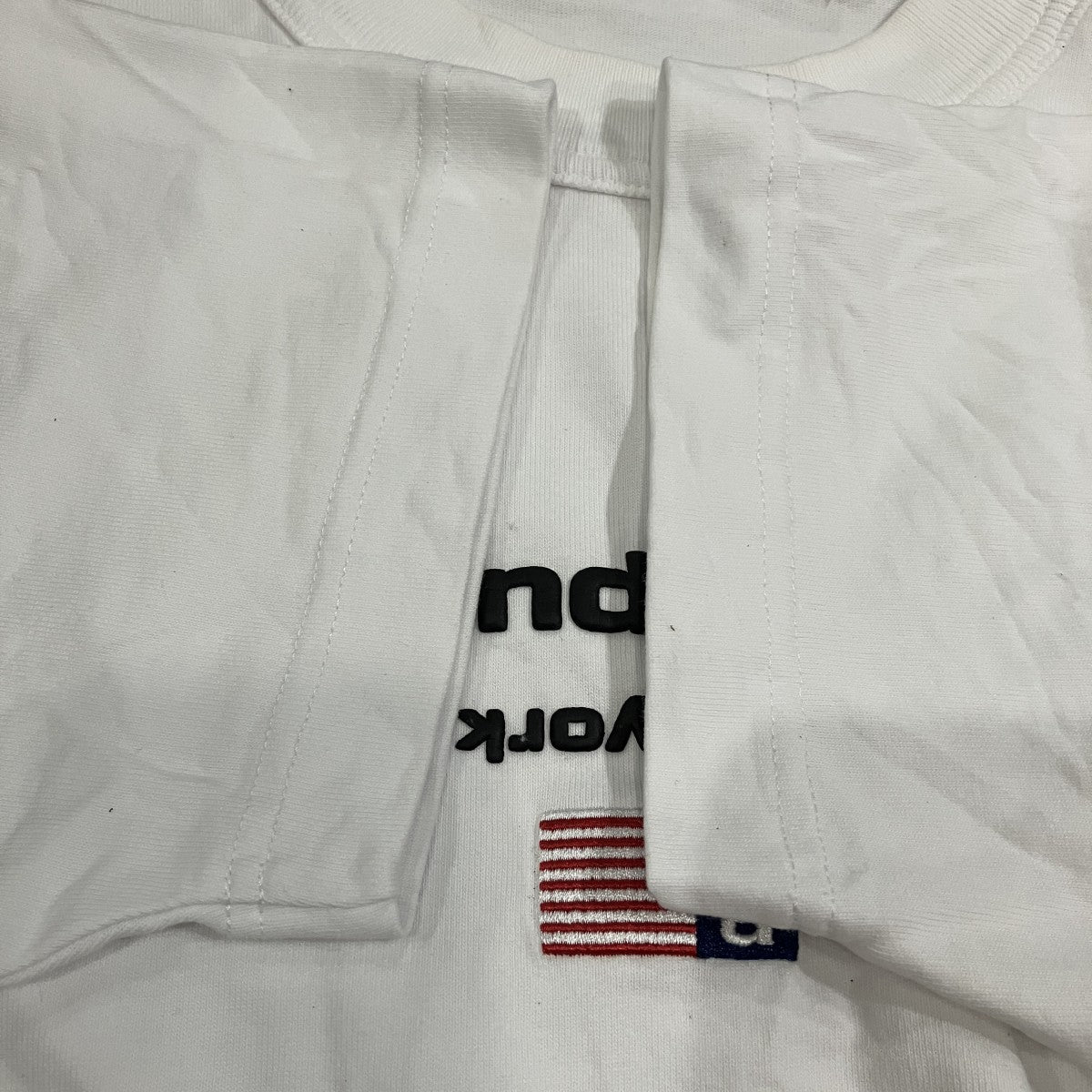 ロゴエンブロイダリーtシャツ