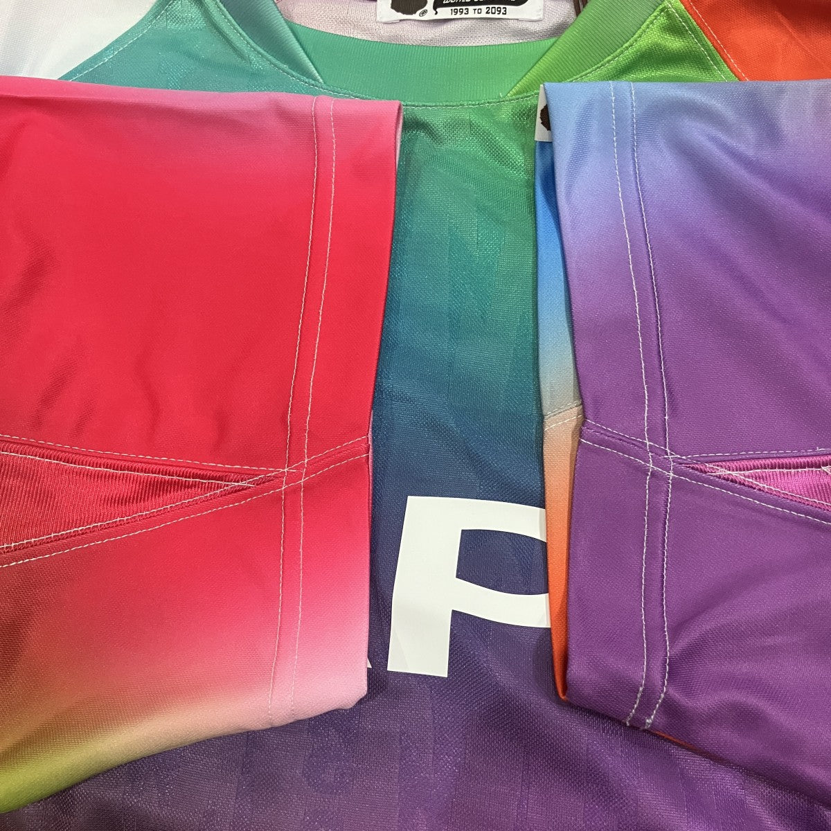 グラデーションフットボールTシャツ