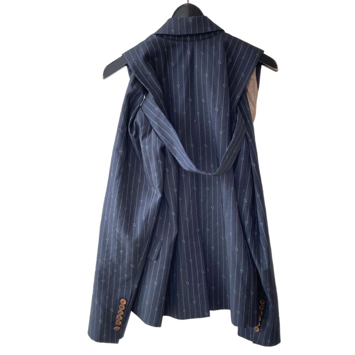 チャールズジェフリーラバーボーイのPinstripe cut-out Blazer ストライプ カットアウト テーラードジャケットです。 Charles Jeffrey Loverboy アウター 古着・中古アイテム