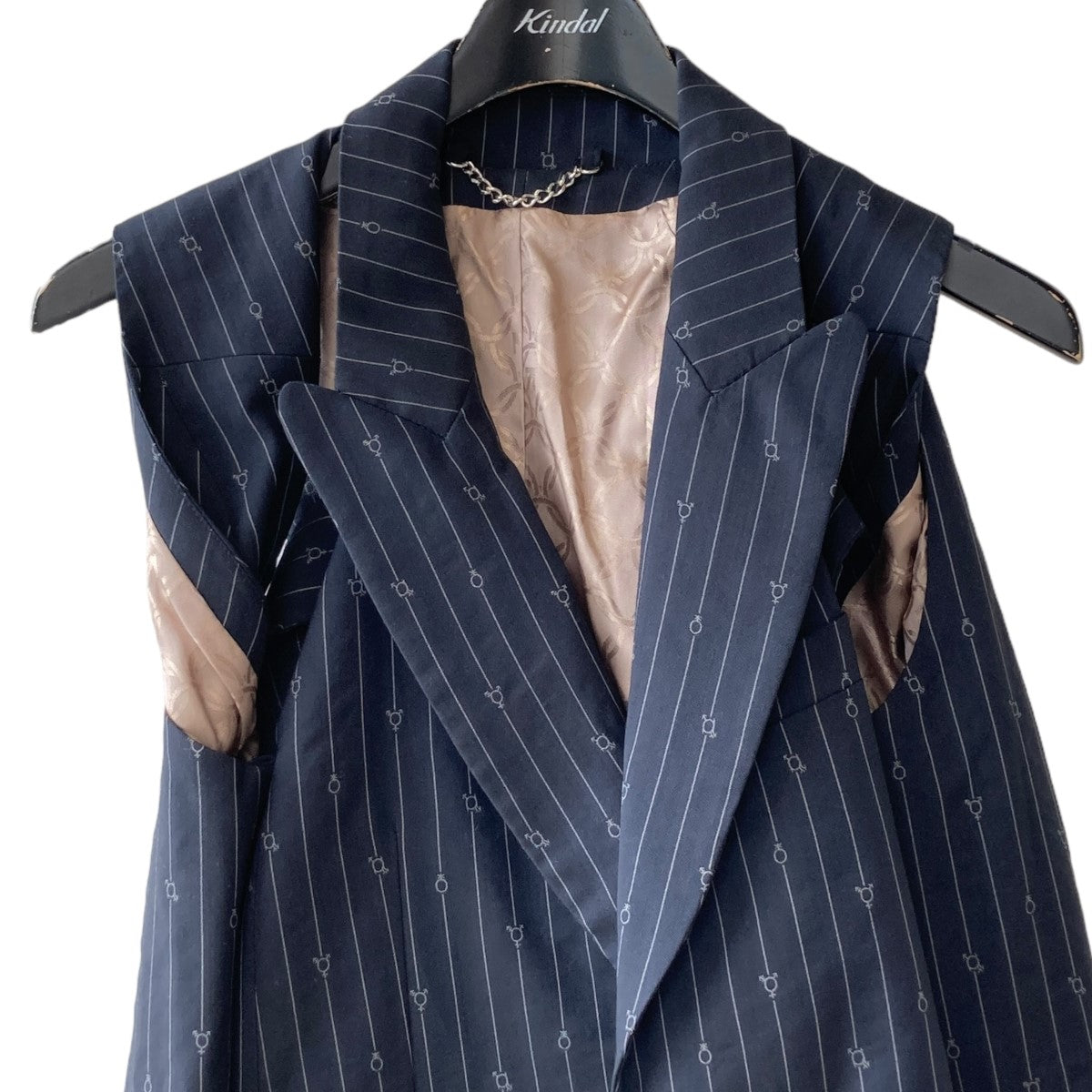 チャールズジェフリーラバーボーイのPinstripe cut-out Blazer ストライプ カットアウト テーラードジャケットです。 Charles Jeffrey Loverboy アウター 古着・中古アイテム