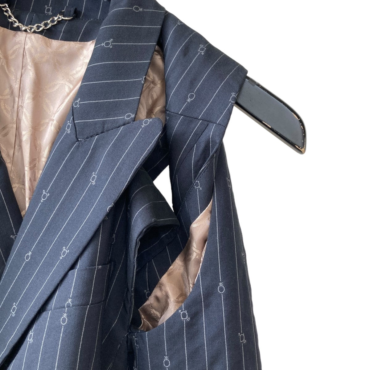 チャールズジェフリーラバーボーイのPinstripe cut-out Blazer ストライプ カットアウト テーラードジャケットです。 Charles Jeffrey Loverboy アウター 古着・中古アイテム