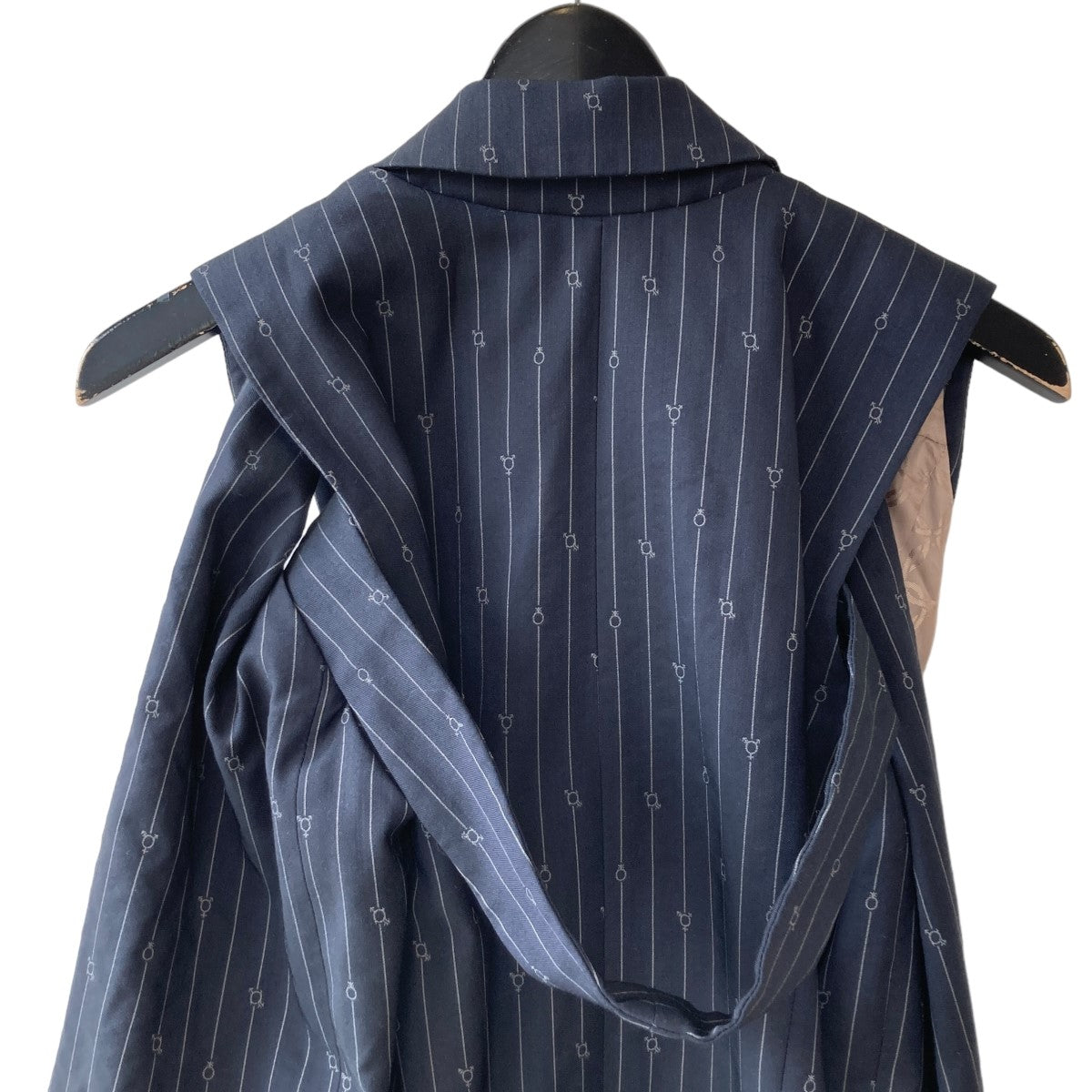 チャールズジェフリーラバーボーイのPinstripe cut-out Blazer ストライプ カットアウト テーラードジャケットです。 Charles Jeffrey Loverboy アウター 古着・中古アイテム