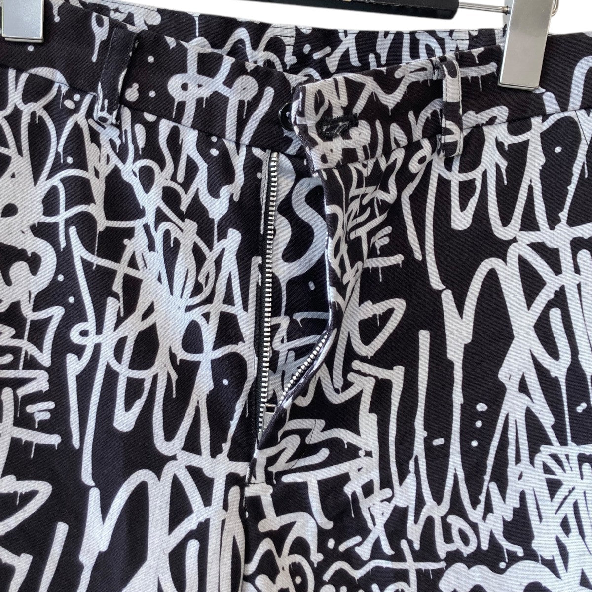 黒 ロゴプリント パンツ 幾何柄プリントイージーパンツ(フルレングスパンツ) | a.v.v