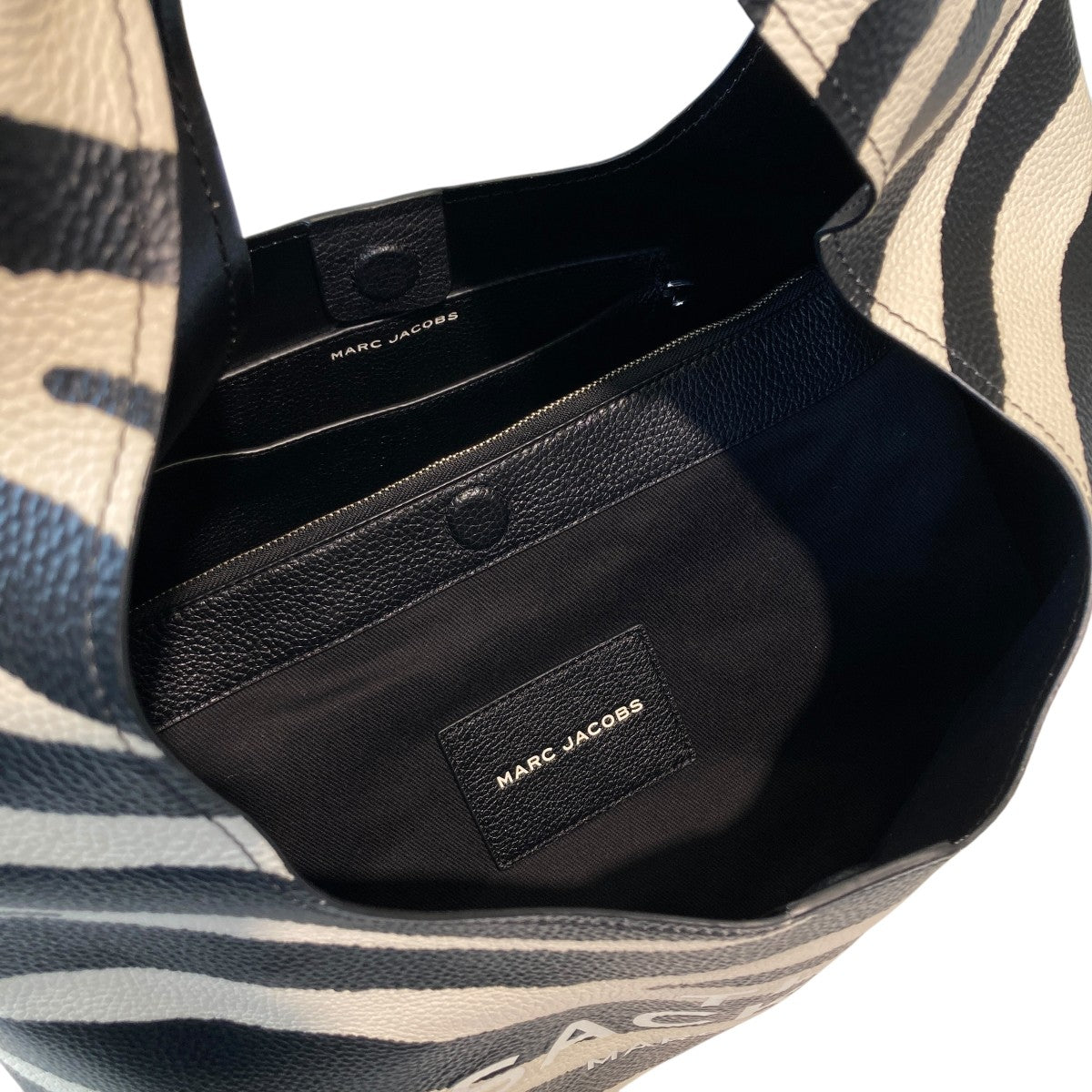 MARC JACOBS(マークジェイコブス) 24AWThe Zebra Leather Sack
