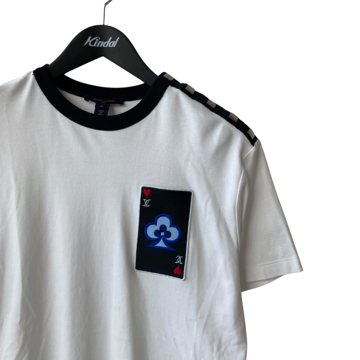 ルイヴィトン LOUIS VUITTON フロッキートランプ刺繍 ショルダーボタン Tシャツ RW221A UOL FKTS99 ホワイト サイズ：M wine-king_2889900000067988
