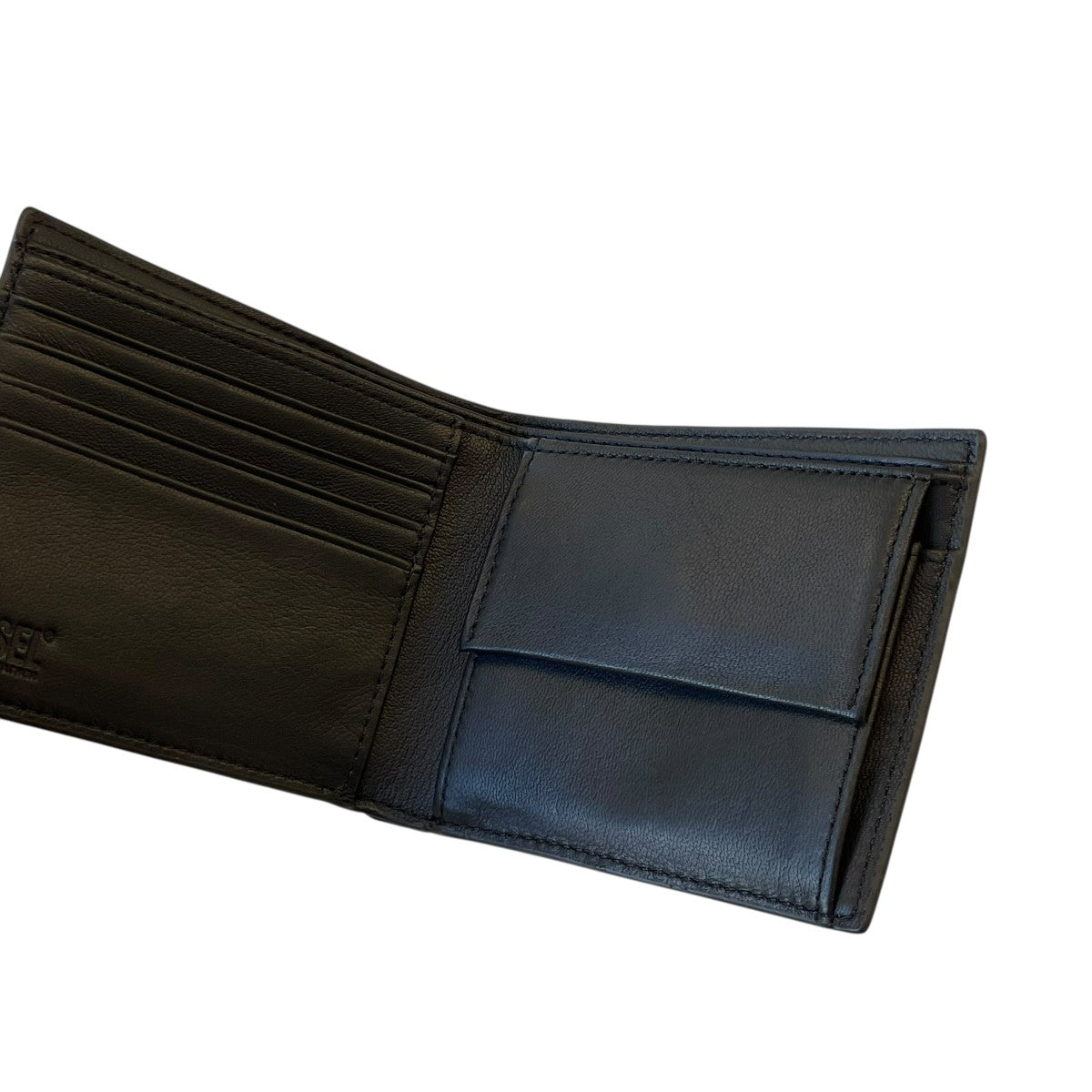 DIESEL(ディーゼル) 3D2つ折り財布 ブラック｜【公式】カインド