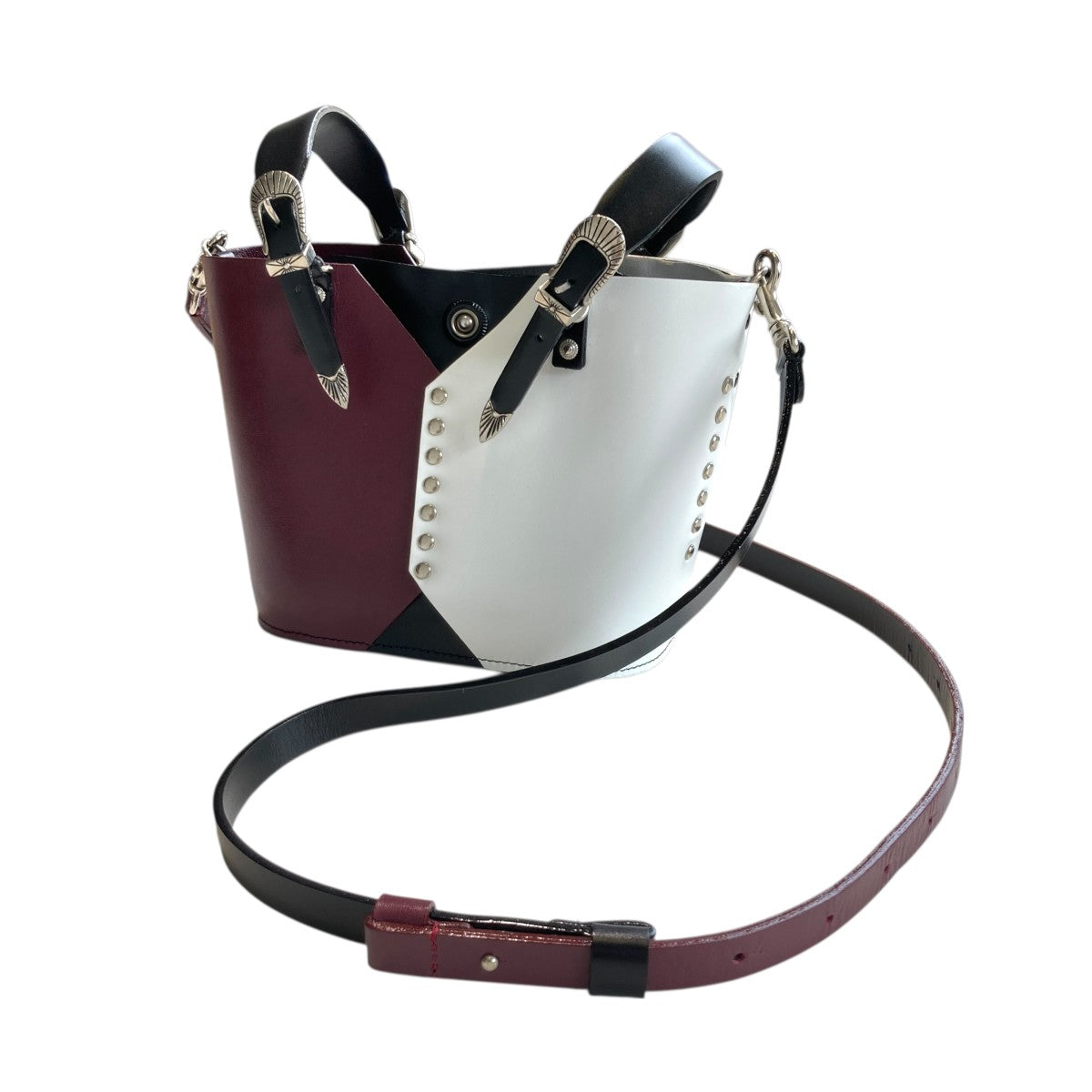 TOGA PULLA(トーガプルラ) スタッズ ショルダーバッグ ブラック