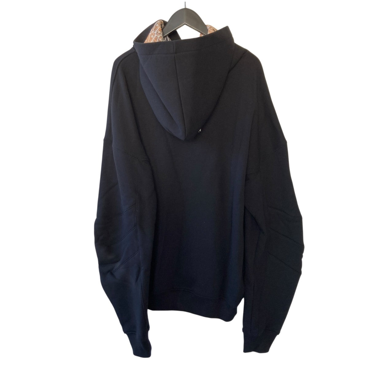 24AWロゴ刺繍プルオーバーフーディ2401110302