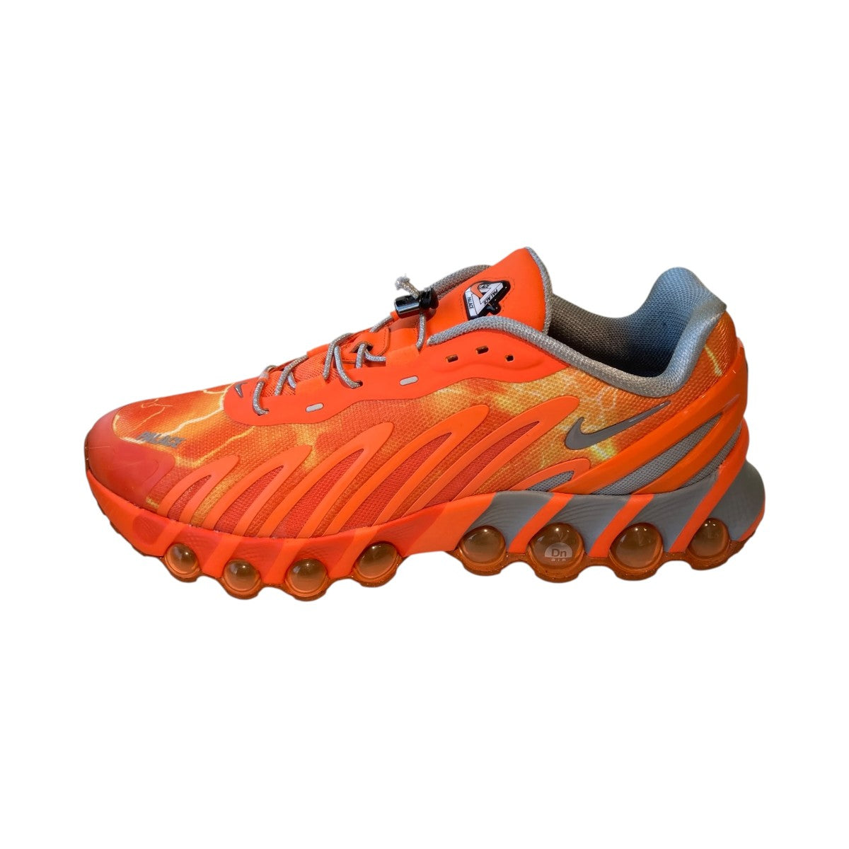 NIKE×PALACE Air Max DN8 Safety Orange／Particle Greyスニーカー