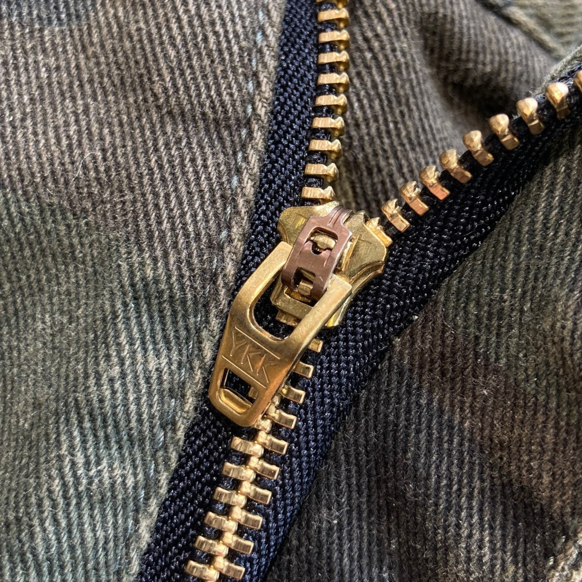 カモフラージュ加工パンツ