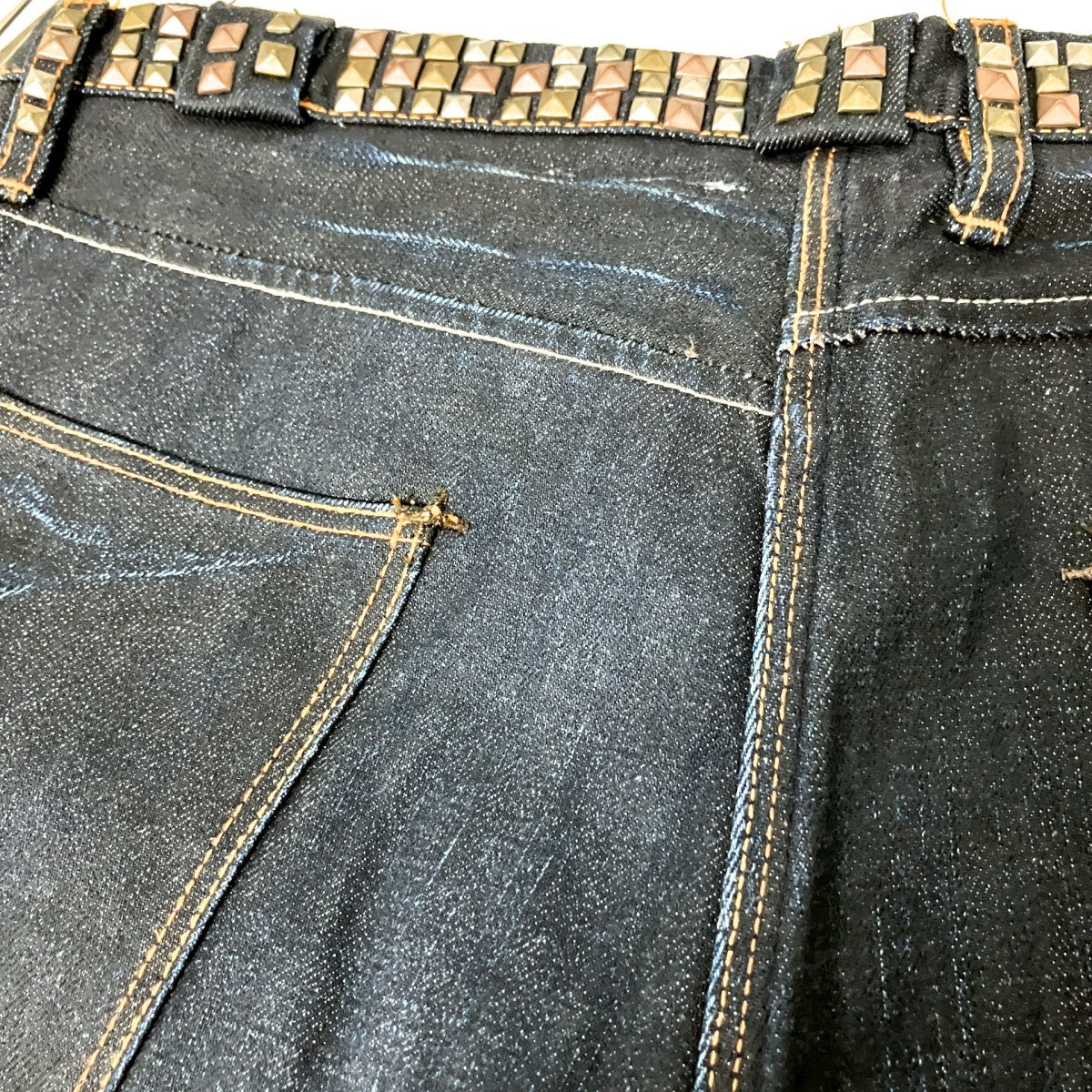 スタッズ装飾デニムパンツ107086