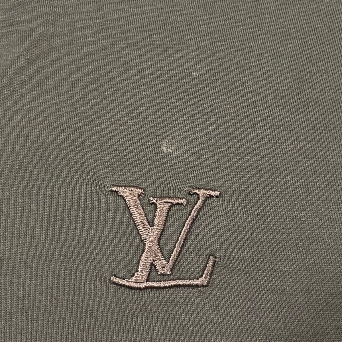 LOUIS VUITTON(ルイヴィトン) LV刺繍 ハイネック ロングスリーブTシャツ RM062
