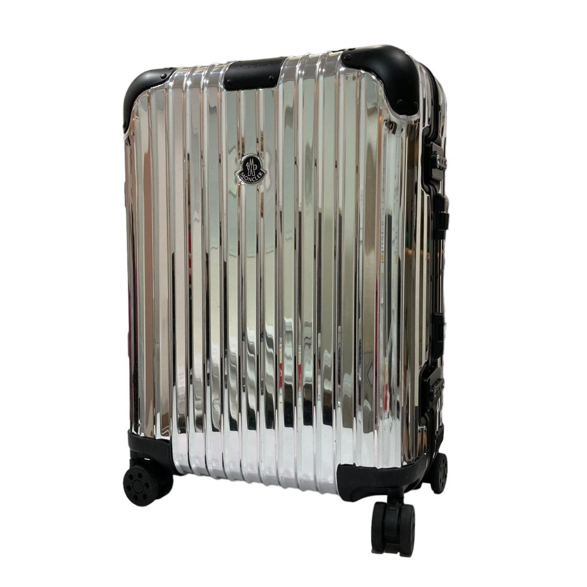 リモワ×モンクレールの“Reflection” スーツケース キャリーバッグです。 RIMOWA×MONCLER バッグ 古着・中古アイテム