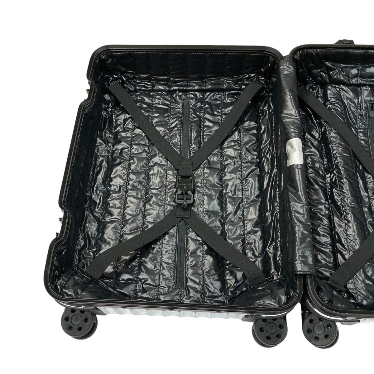リモワ×モンクレールの“Reflection” スーツケース キャリーバッグです。 RIMOWA×MONCLER バッグ 古着・中古アイテム
