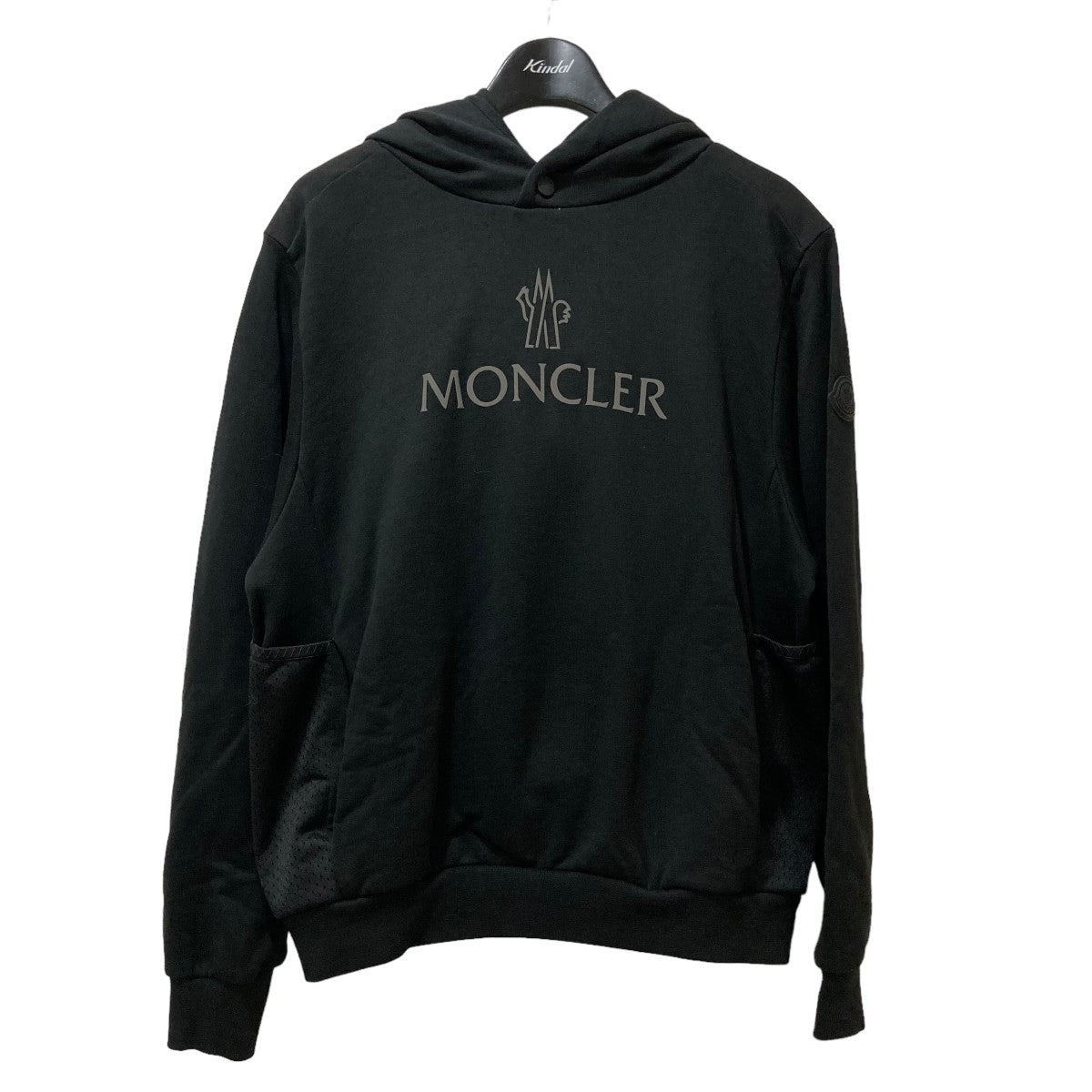 モンクレールのLogo Printed Buttoned Hoodie ロゴプリントフーデッドパーカー 8G00018809KRです。 MONCLER トップス 古着・中古アイテム