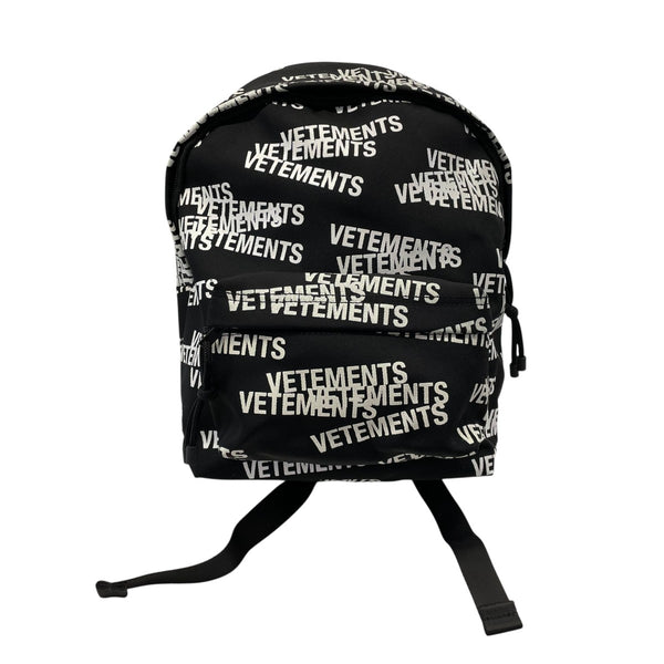 VETEMENTS(ヴェトモン) Allover Logo Printed Zipped Backpackリュック