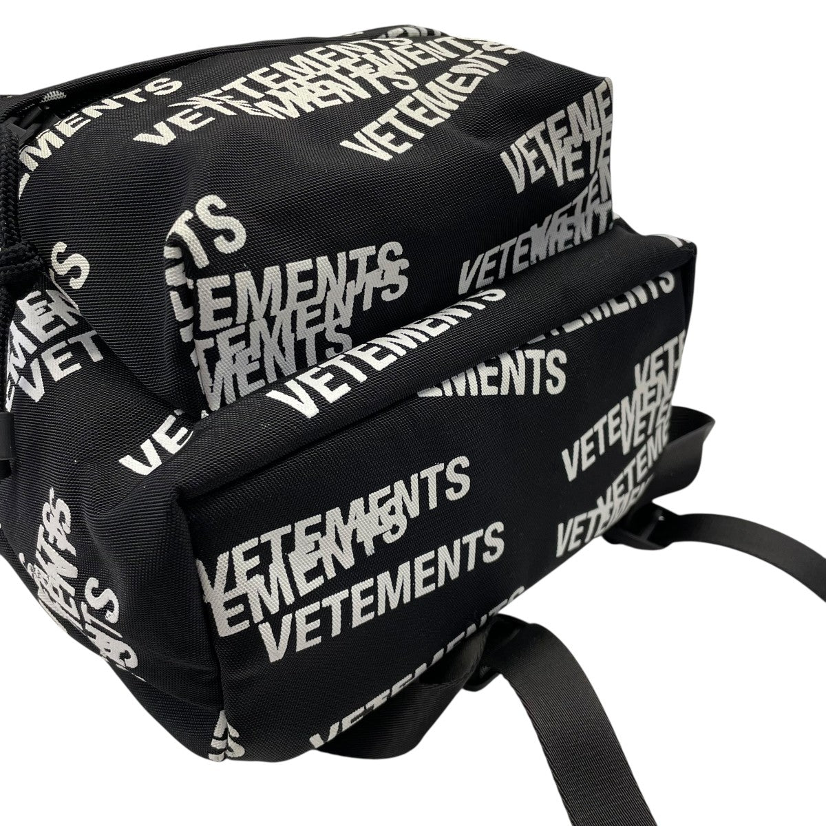 【新品】VETEMENTS ALL BLACK LOGO BACKPACK VETEMENTS Black Metal Logo Backpack Vetements