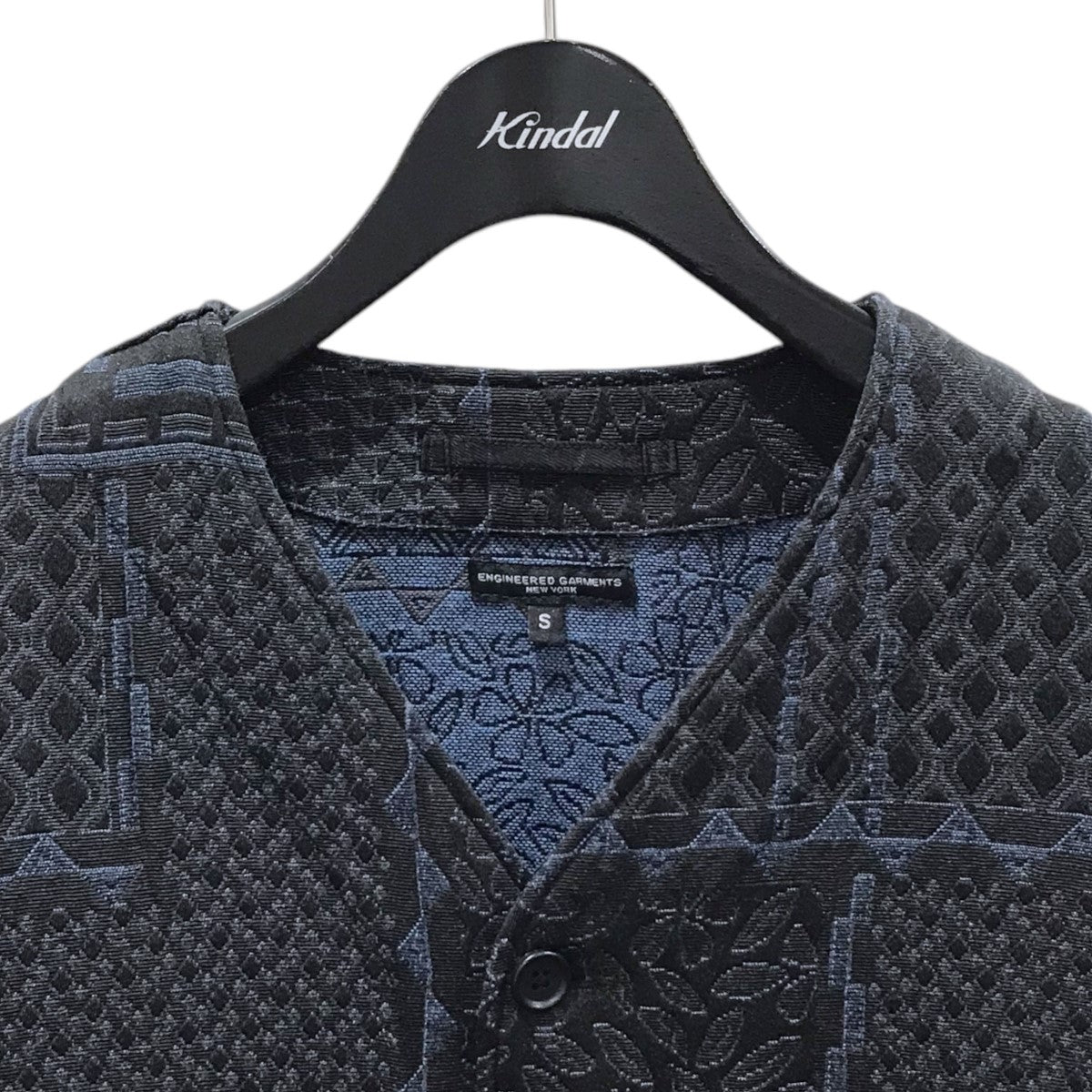 Engineered Garments(エンジニアードガーメンツ) 22AW ジャガードノーカラージャケット Cardigan Jacket - CP  Geo Jacquard カーディガンジャケット ブラック・ブルー サイズ S｜【公式】カインドオルオンライン ブランド古着・中古通販【kindal】