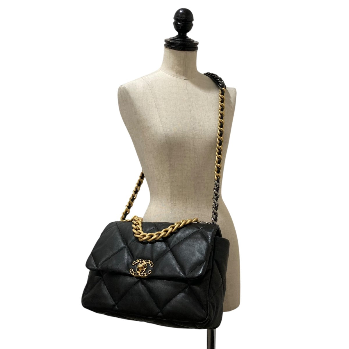 シャネルのシャネル19 LARGE HANDBAG チェーンショルダーバッグです。 CHANEL バッグ 古着・中古アイテム