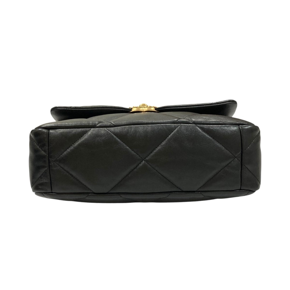 シャネルのシャネル19 LARGE HANDBAG チェーンショルダーバッグです。 CHANEL バッグ 古着・中古アイテム