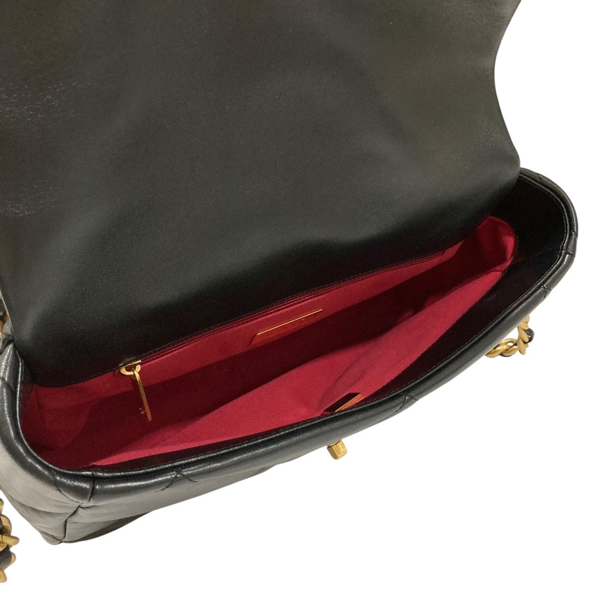 シャネルのシャネル19 LARGE HANDBAG チェーンショルダーバッグです。 CHANEL バッグ 古着・中古アイテム