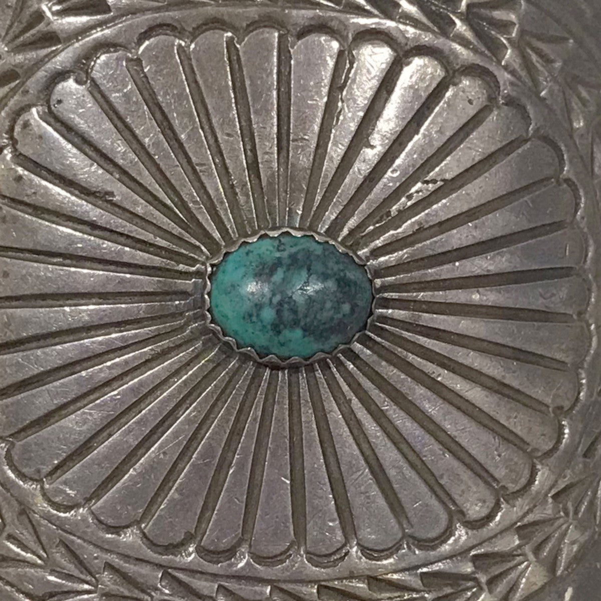インディアンジュエリー 古着・中古 インディアンジュエリーのターコイズバングル R J作 NAVAJO ナバホ族です。