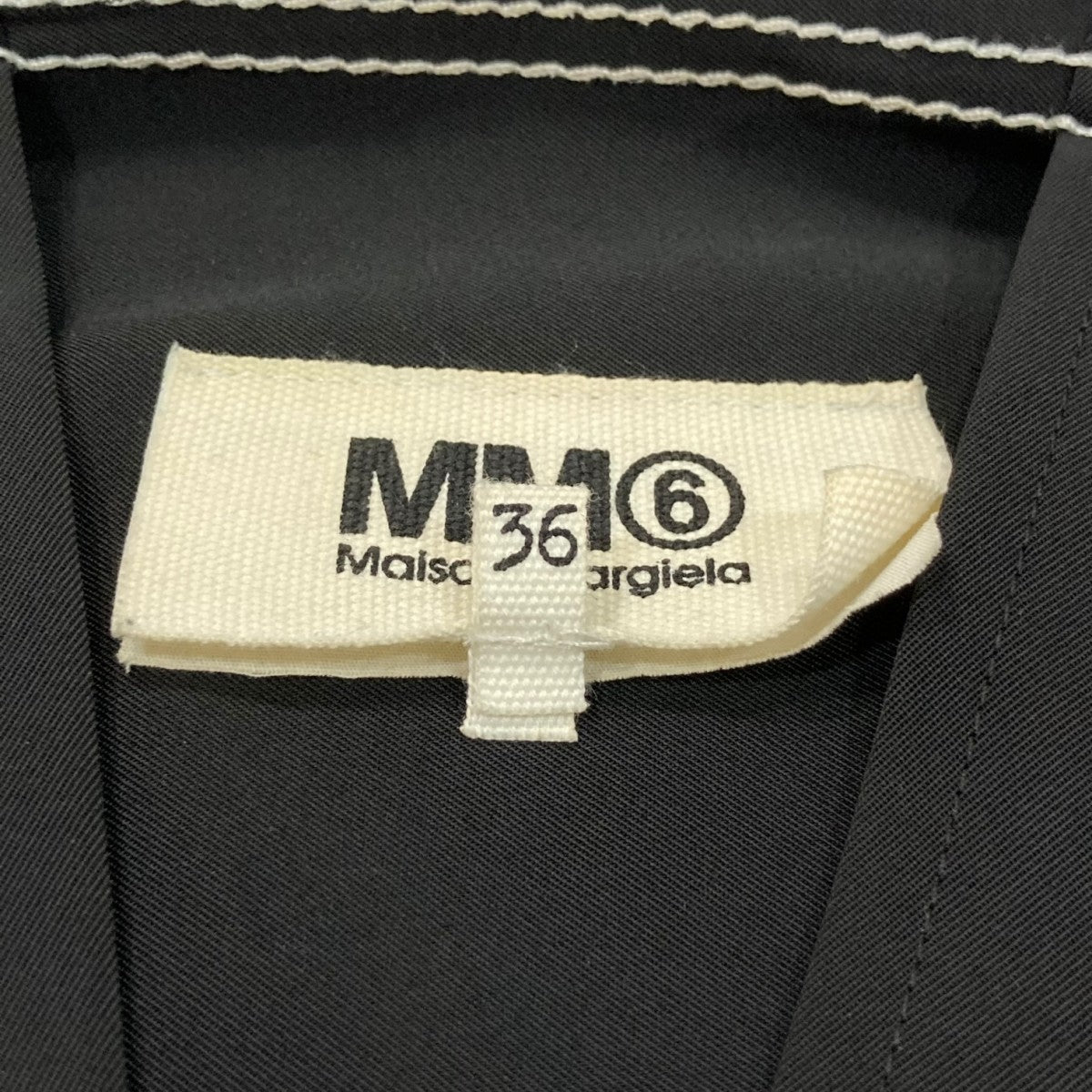 エムエムシックス メゾンマルジェラ MM6 Maison Margiela 変形ノーカラーシャツ S52DL0218 S54445 ブラック サイズ： MM6 Maison Margiela(エムエムシックス メゾンマルジェラ) 変形