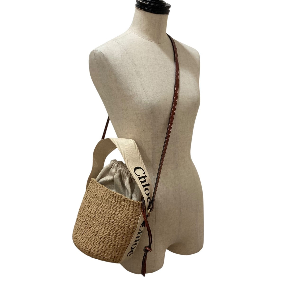大特価SALE★CHLOE★WOODY スモール バスケット★BEIGE Chloé 天然繊維を使用したWoodyスモールバスケット の灰色