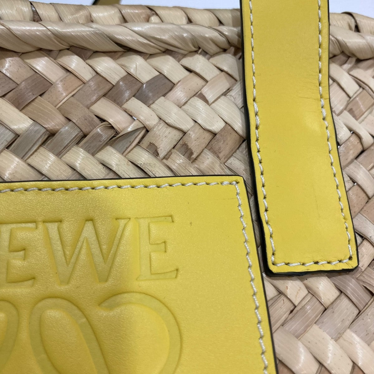 【LOEWE】ロゴが映える♢ラフィアトートバッグ イエロー LOEWE】ロエベで4月に大人が買うべき5選。人気の「パズルトート