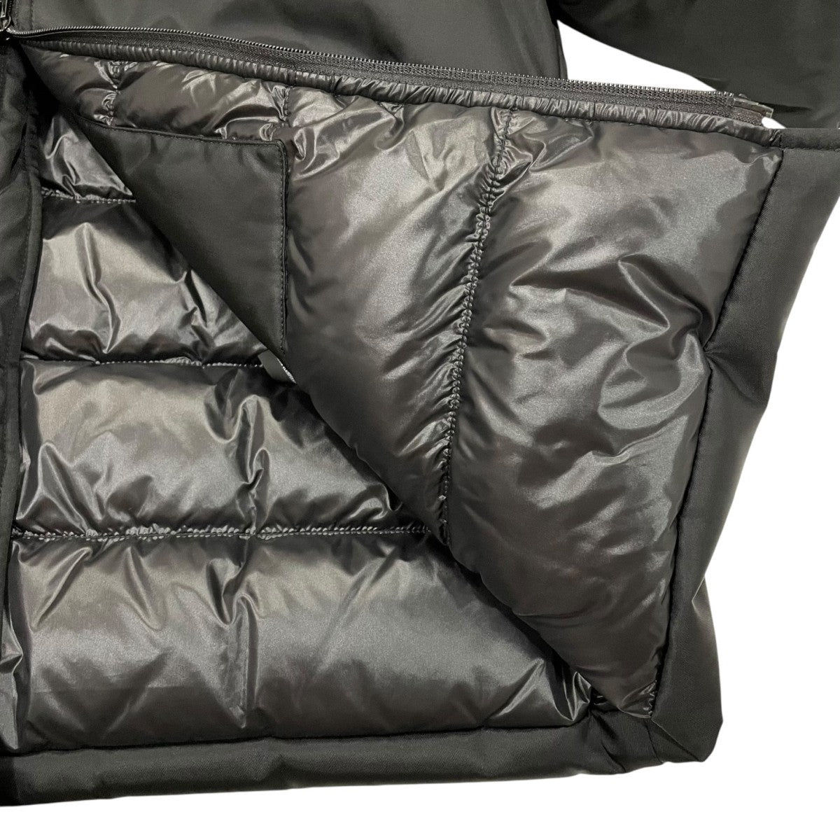 PRADA(プラダ) Re-Nylonクロップド ダウンジャケットSGC397