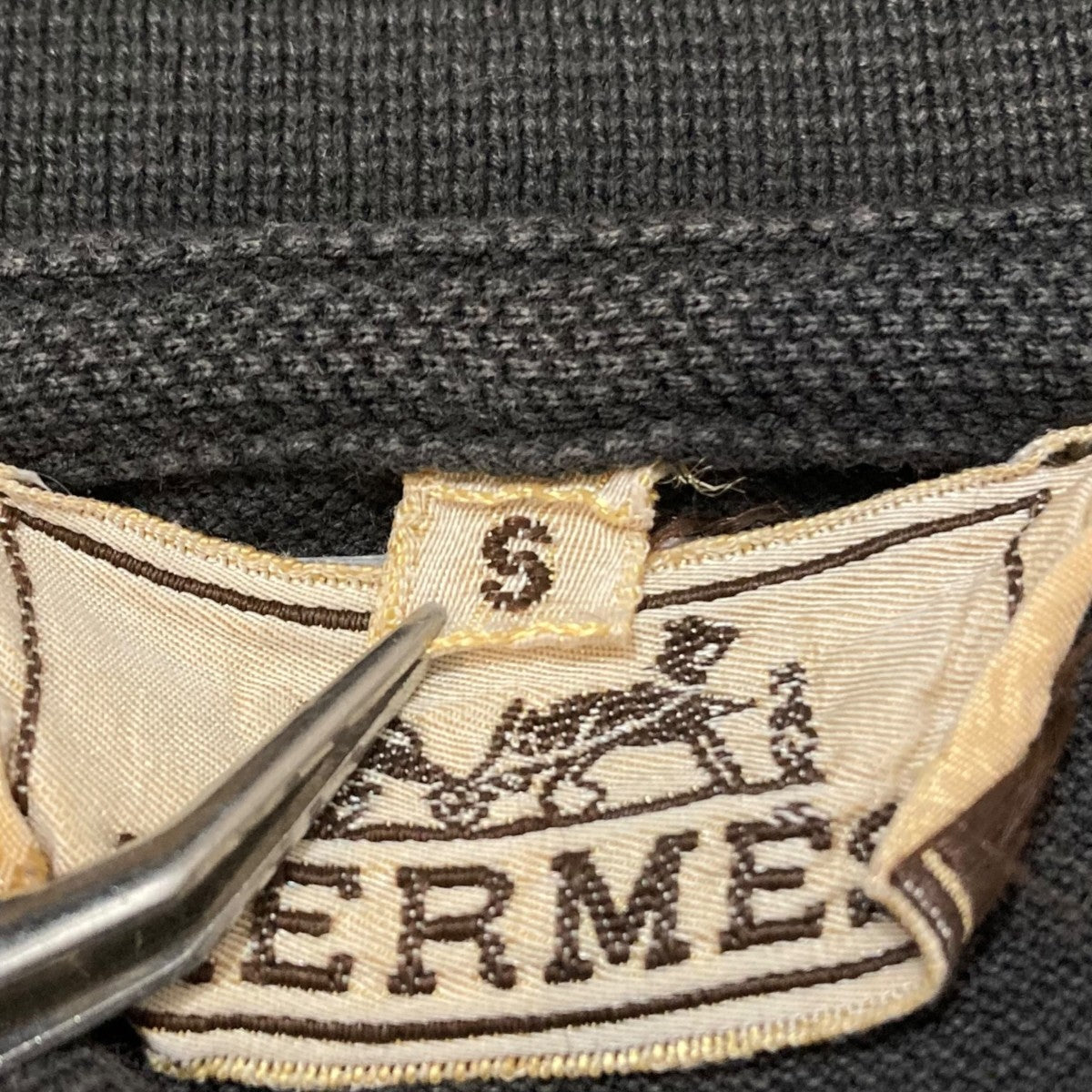 エルメス　ポロシャツ　ブラック HERMES（エルメス） ポロシャツ Broderie H 「H」刺繍 H072325HA