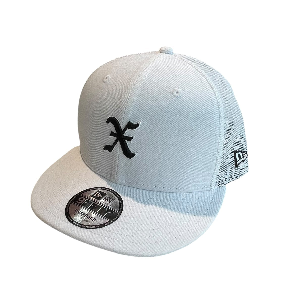 GOD SELECTION XXX×NEW ERA 9FIFTY トラッカーキャップ ホワイト