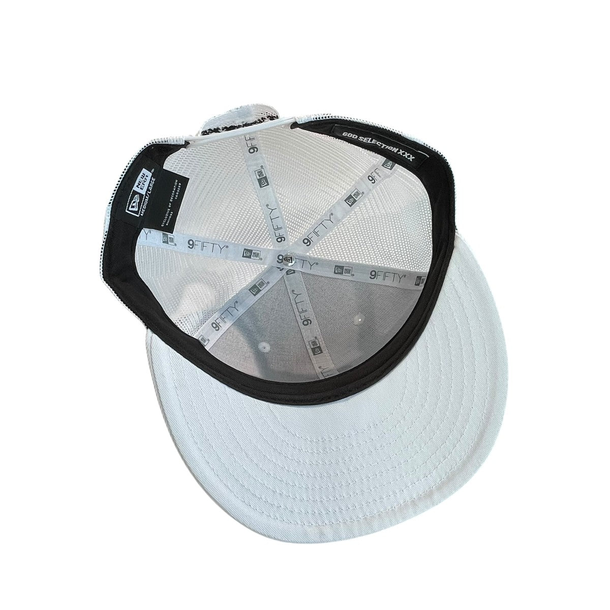 GOD SELECTION XXX×NEW ERA 9FIFTY トラッカーキャップ ホワイト