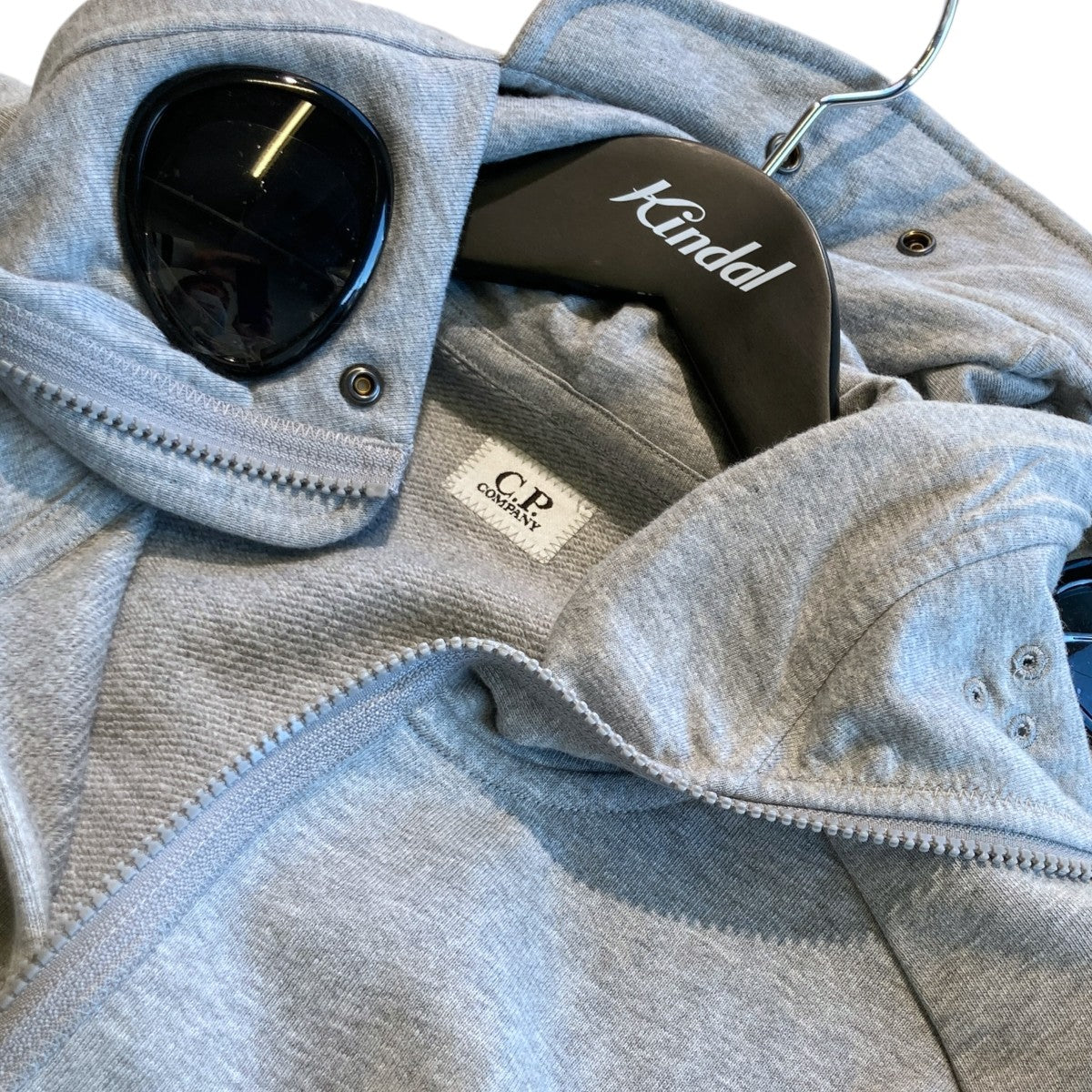 C．P COMPANY(シーピーカンパニー) ゴーグル付 ジップパーカーCMSS062A