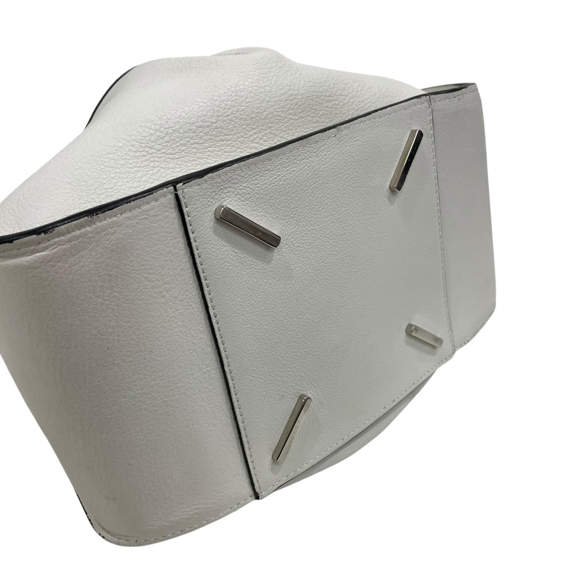 LOEWE(ロエベ) ミディアムショルダーバッグ ホワイト｜【公式