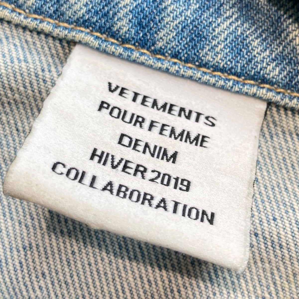 VETEMENTS 18AWTribal Sticker Oversize Denim JacketオーバーサイズデニムジャケットWAH19JA111 古着・中古-4枚目のアイテム画像