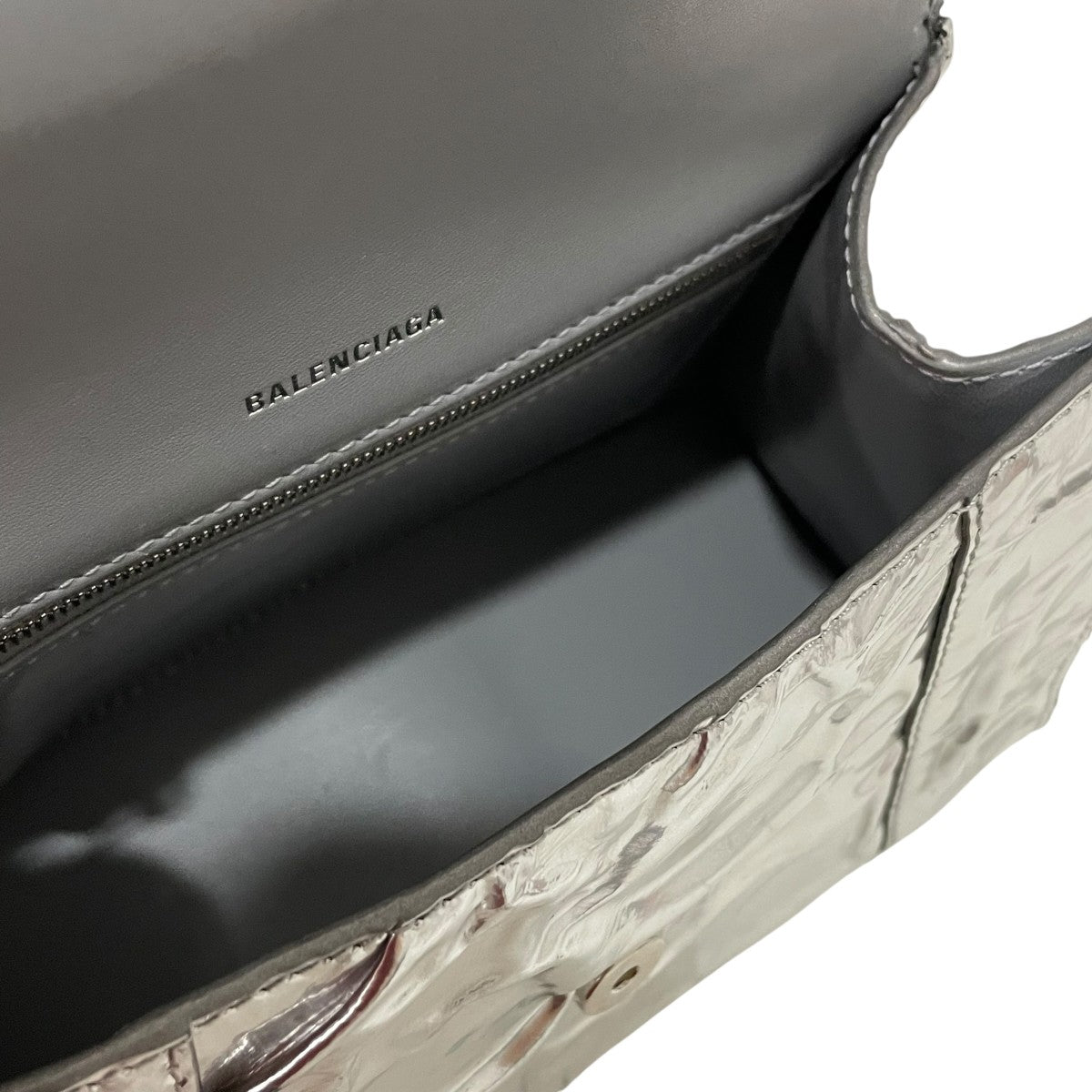Hourglass Small Crushedショルダーバッグ751497